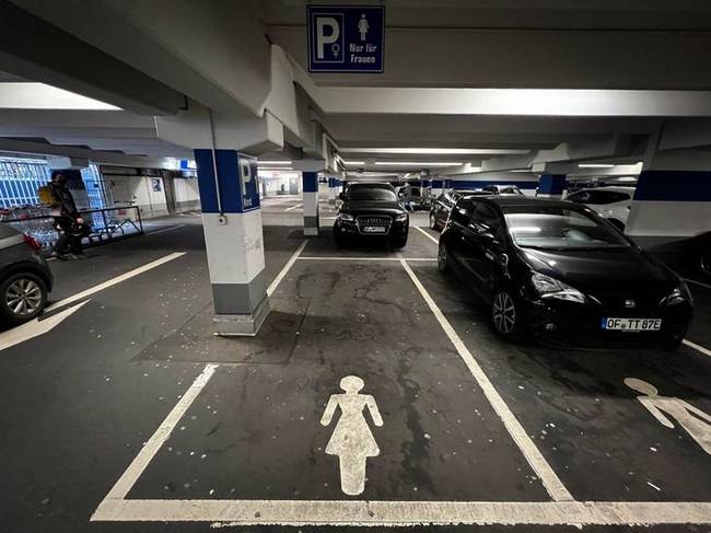 A parkolóházakban külön nők számára fenntartott parkolóhelyek vannak, közel a bejárathoz, jól megvilágított részeken, mivel az erőszakos bűncselekmények nagy része ilyen parkolóházakban történik.
