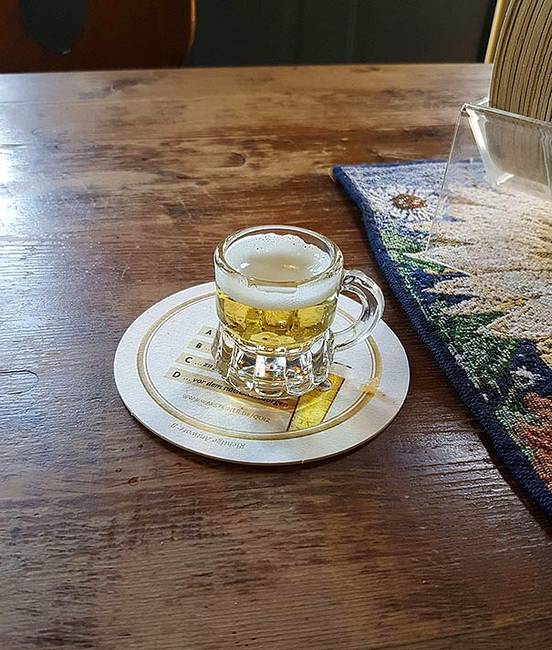 „Kis korsó sört kértem egy berlini kávézóban."