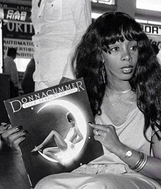 Donna Summer és az új albuma, 1976-ban.