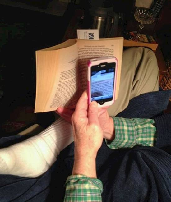 „Apám így olvassa a könyvet, ahelyett, hogy venne egy eBook-olvasót."