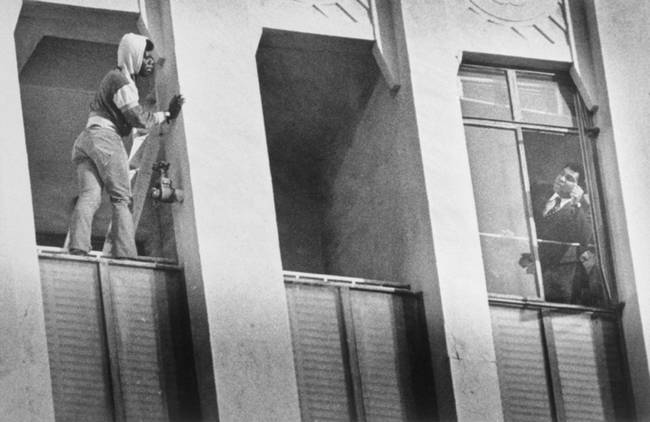Muhammad Ali lebeszél egy férfit az öngyilkosságról.