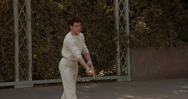 Robert Downey Jr. megtanult teniszezni és bal kézzel hegedülni a Chaplin (1992) című filmhez.