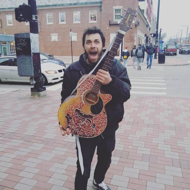 „Odaadtam a régi akusztikus gitáromat egy helyi hajléktalan művésznek. Szavakkal leírhatatlan volt az öröme."