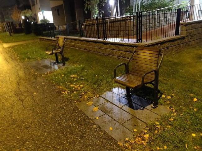 Introvertált padok Finnországban. A finnek már csak ilyenek... :D