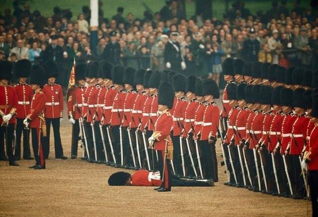 Elájult és összeesett brit katona.