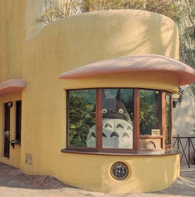 Totoro üdvözli a látogatókat a Ghibli Művészeti Múzeum bejáratánál.