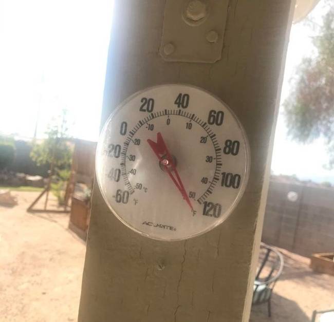 „Szegény hőmérőmet nem ilyen pokoli hőmérsékletre tervezték. Íme, ilyen az élet Las Vegasban."