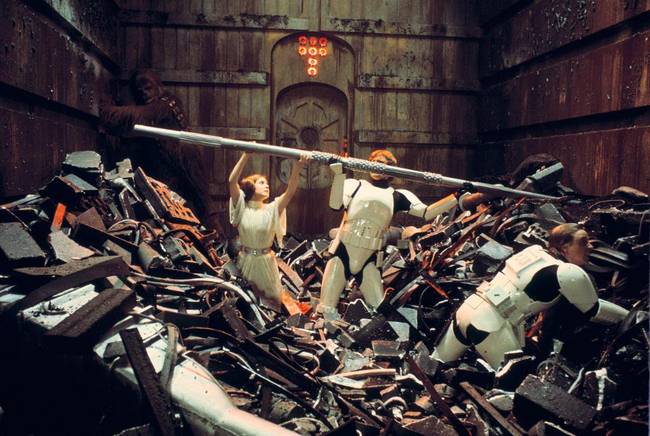 A szemétzúzós jelenet során Mark Hamill olyan sokáig tartotta vissza a lélegzetét, hogy vérömleny keletkezett az arcán, ezért ebben a jelenetben kizárólag csak az arcának egyik oldalát láthatjuk.