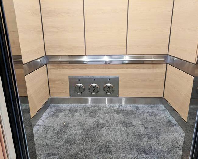 Ennek a liftnek padló közelben is vannak gombjai, így lábbal is kezelhető, ha a kezeink épp tele vannak.
