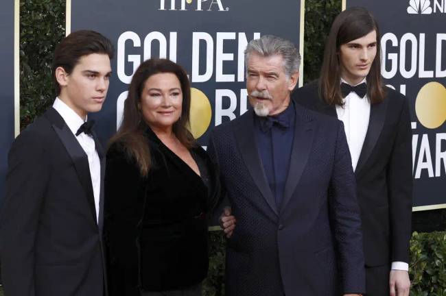 Pierce Brosnan és Keely Shaye Smith fiaikkal, Dylan Thomasszal és Paris Becketttel 2020-ban.
