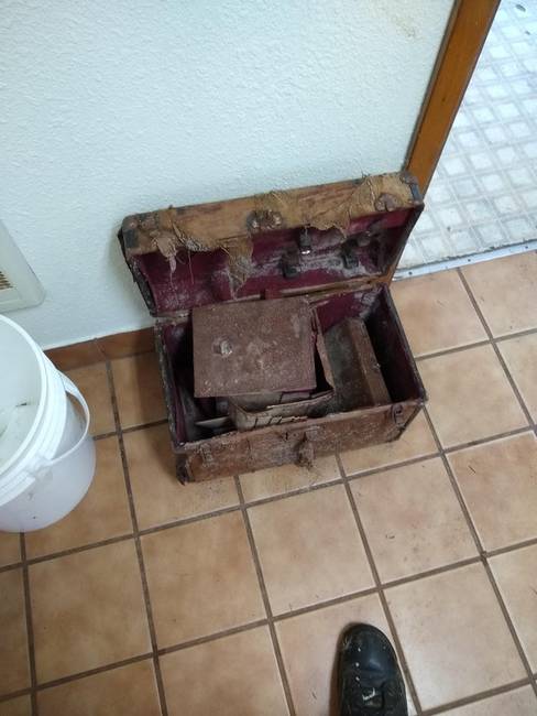 „Egy valódi kincsesláda, amit ma találtunk a tengerparton. Sajnos teljesen elpusztította a sós víz."