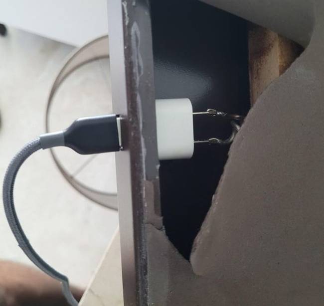 „A beépített USB töltő nem működött. Gondoltam, megnézem, miért."