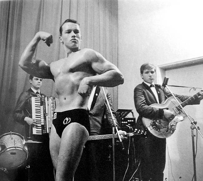 A 16 éves Arnold Schwarzenegger, élete első testépítő versenyén.
