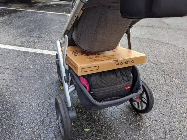 „Ha nem tudod, hogy melyik a tökéletes babakocsi, akkor segítek: az, amelyikbe tökéletesen befér egy nagy pizza."