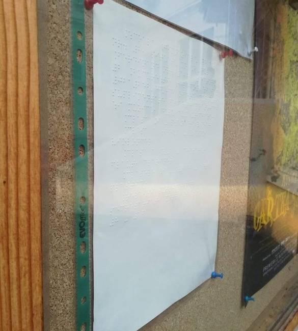 Braille-írással írt hirdetés egy irattartó tasakba rakva, ami így teljesen fölöslegessé teszi az egészet.