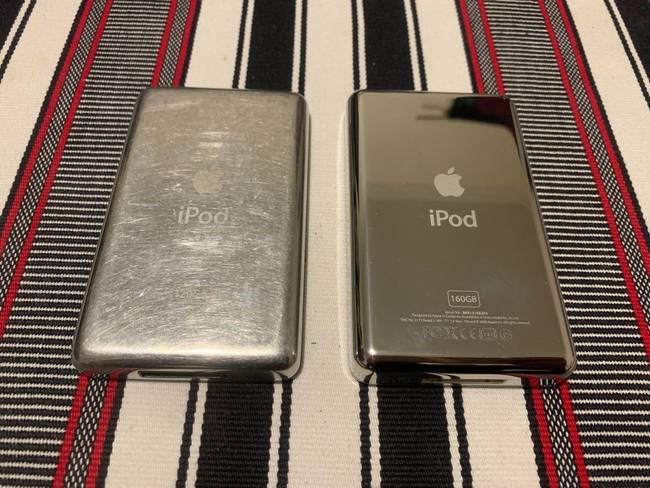 12 éves iPod, összehasonlítva egy vadiújjal. Pedig nagyon vigyáztak rá!