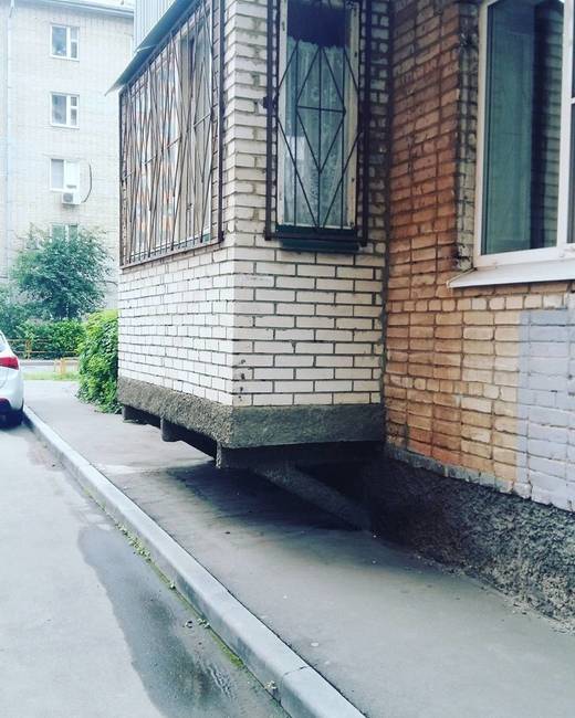 Nem volt erkély, de végül csak épített magának egyet. És csak a járdát kellett föláldozni érte.