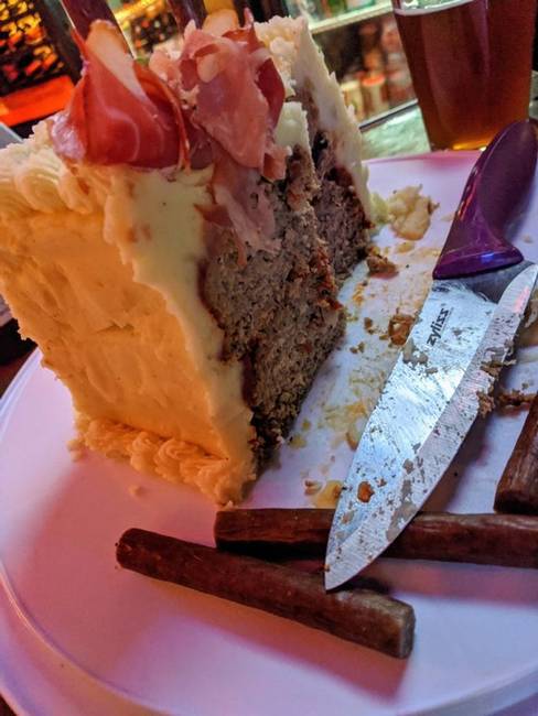 „A barátom azt mondta, hogy nem szeretne születésnapi tortát, ezért a barátnője marinara mártásos, fokhagymás pürével, szalámi gyertyákkal, és prosciutto rózsákkal díszített húsos süteményt rendelt neki."