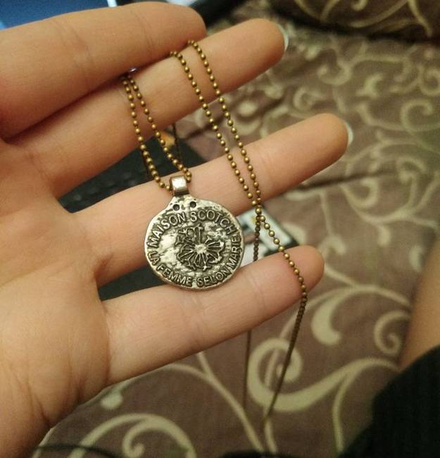 „Szeretek mindenféle szemetet összeszedni útközben. 6 évvel ezelőtt ezt a medált találtam az úton. Felvettem, de teljesen megfeledkeztem róla. Ma úgy döntöttem, ráguglizok, és kiderült, hogy 100 dollárt ér."