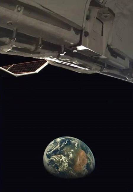 A világ legtitkosabb űrhajója, az X-37B visszatért a Földre. 434 napot töltött az űrben, és senki sem tudja, mit csinált ott.