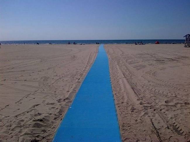 Ezen a strandon gondoskodtak róla, hogy a kerekesszékesek is könnyedén eljuthassanak a vízig.