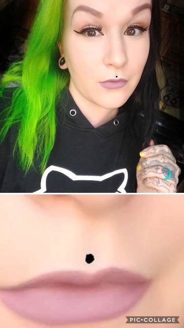 Egyszerűen odarajzolt egy fekete pontot, hogy úgy tűnjön, mintha piercingje lenne. 🤣