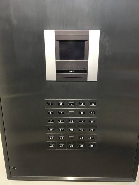 Egy szállodai lift, ahol a nem lehet gombokat nyomkodni, csak egyszerűen hozzáérintjük a szobához kapott kártyát a leolvasó panelhez, és a lift azonnal a kívánt emeletre szállít bennünket.