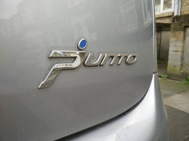 A Fiat Punto gépjármű hátulján a „P" betű tetején elhelyezett pont a sofőrt szimbolizálja.