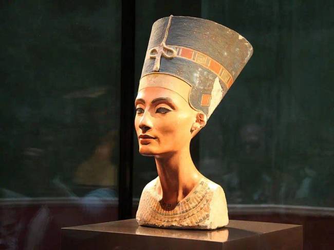 Miért tűnt el Nefertiti az összes képről 30 éves kora után? Milyen titkot tártak fel a mellkasáról készült röntgenfelvételek és a múmiájából származó DNS?