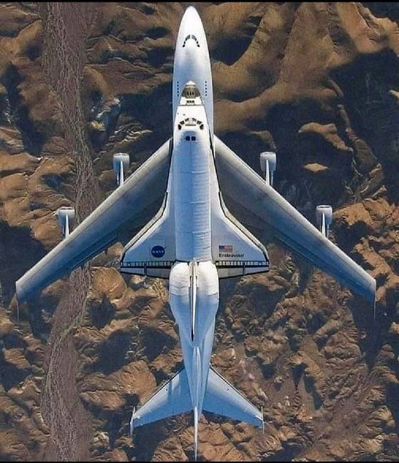 Valószínűleg mindannyian láttuk már, hogyan szállítja a NASA repülőgépekkel az űrhajóit, de ebből a perspektívából még talán sohasem.
