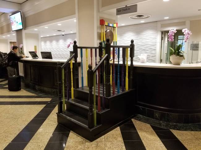 Ennek a szállodának külön recepciója van a gyerekek számára.