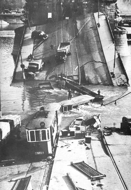 1944. november 4-én délben az aláaknázott Margit híd véletlenül felrobbant, a híd pedig a Dunába szakadt. 100 ember vesztette életét a balesetben.