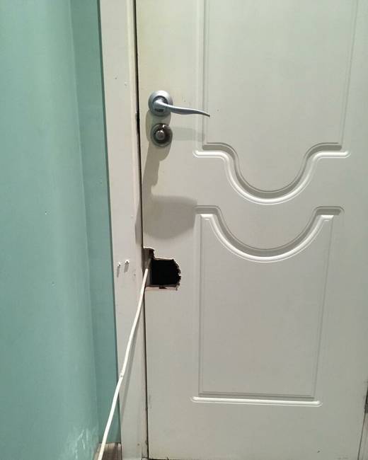 „Megkértük a villanyszerelőt, hogy csatlakoztassa a hűtőszekrényt, mert csak a fürdőszobában volt szabad konnektor. Csatlakoztatta."