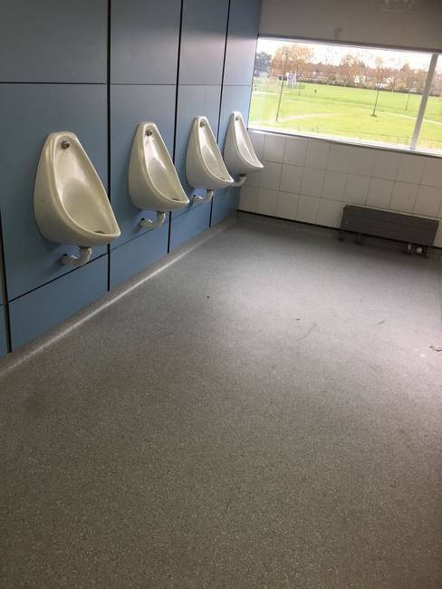 Nyilvános WC, kilátással.