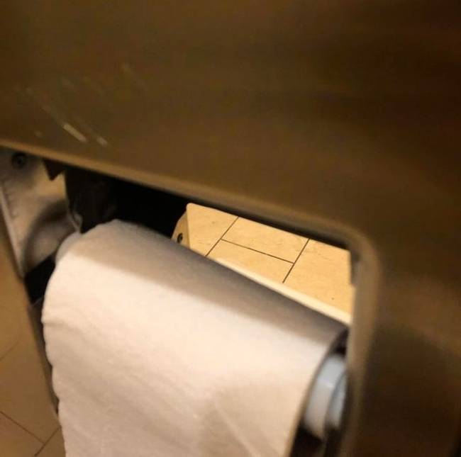 Amikor a WC-papírból már csak kevés van, egy rés keletkezik közte és a válaszfal között, amin keresztül át lehet látni a szomszédos fülkébe. Kukucs!