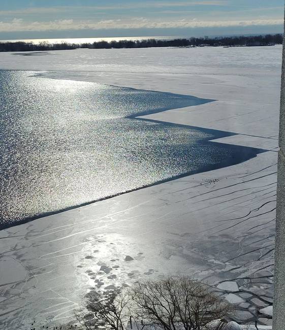 Az Ontario-tó felszínén található jég tökéletes derékszög alakú.