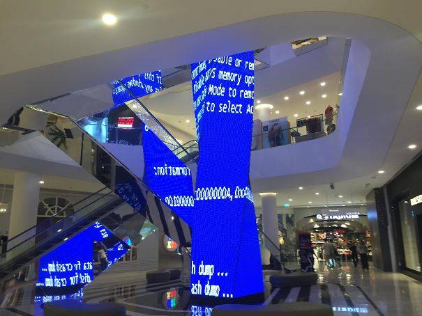 A kékhalál nem kímél senkit és semmit. Még a plázákat sem.