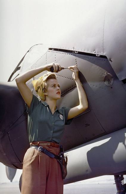 Egy P-38 Lightning vadászgépen dolgozó munkás, 1944-ben, Kaliforniában. (a kép utólag, digitálisan lett színezve)