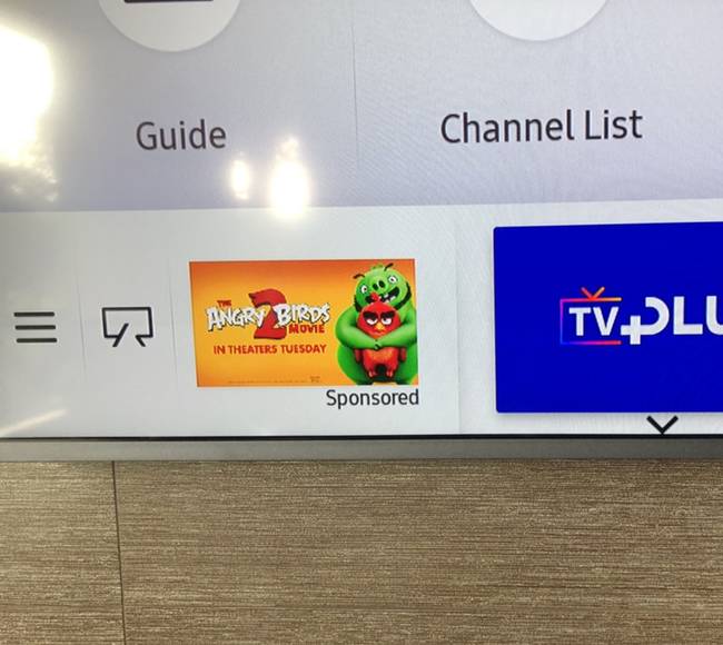 Ennek a Samsung okos tévének a tulajdonosának is indokolatlan reklámokon kell átküzdenie magát, ha tévét szeretne nézni.
