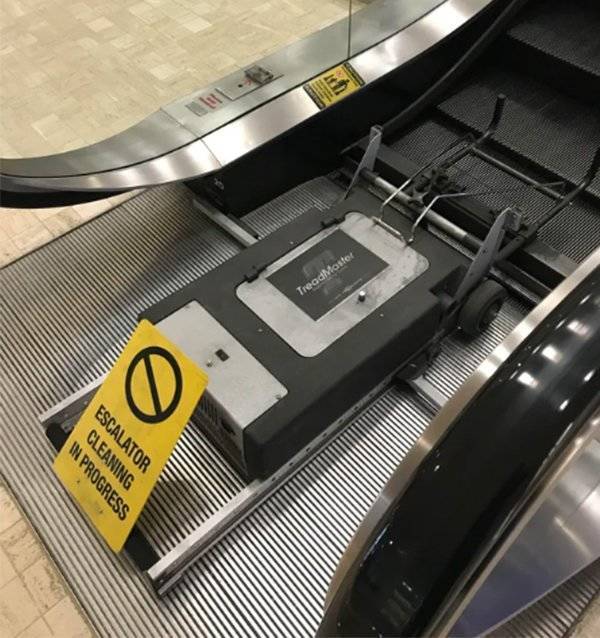 Ilyen gépekkel tisztítják a mozgólépcsőket.