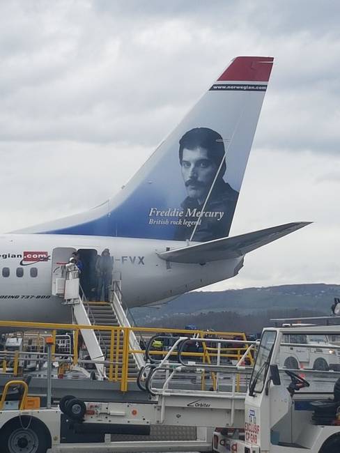 Egy norvég légitársaság repülőgépe, melynek egy hatalmas Freddie Mercury portré látható a függőleges vezérsíkján.