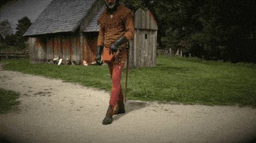 A középkorban az emberek úgy jártak, mint a gólyák: először a lábuk orrát tették le a földre séta közben és nem a sarkukat.
