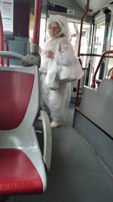 Úgy döntött, hogy mindent gondosan eltakar, kivéve a legfontosabbat: az arcát. 🙄