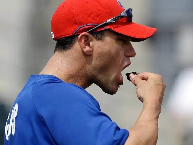 A baseballos épp tölti a dohányt.
