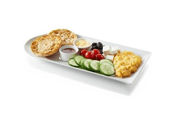 Hol kapható vajon ez a reggelitál angol muffinnal, uborkaszeletekkel, vajjal-lekvárral, olajbogyóval, feta sajttal és paradicsommal?