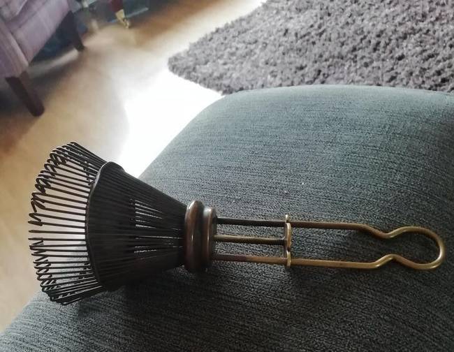 „Egy régi dobozban találtam. Van ötletetek, hogy mi lehet? Azt hiszem, rézből van és az alsó kampók kinyílnak, amikor megmozdítom a csúszkát a fogantyún.”