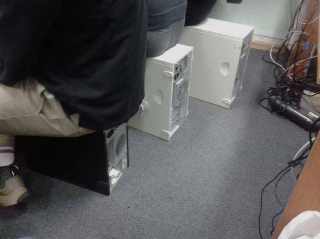 Amikor nincs elég szék az informatika teremben, de ettől még az órát meg kell tartani.