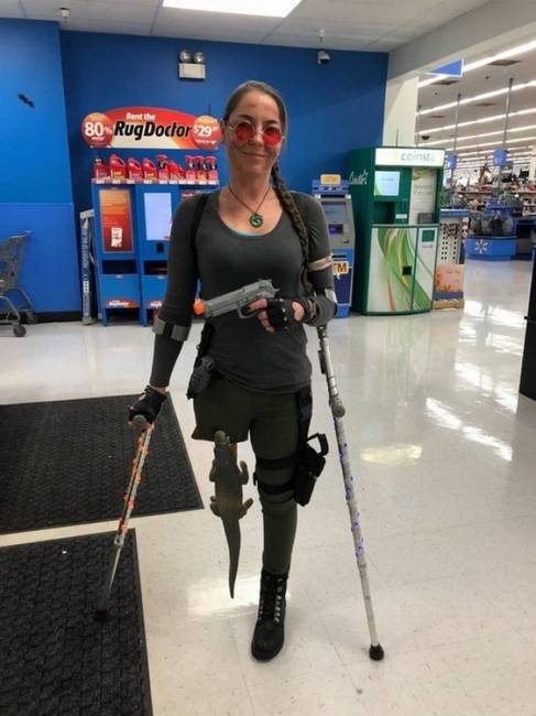 Megtalálta a halloween-i jelmezt, ami tökéletesen passzol az amputált lábához: az ügyetlen Lara Croft.