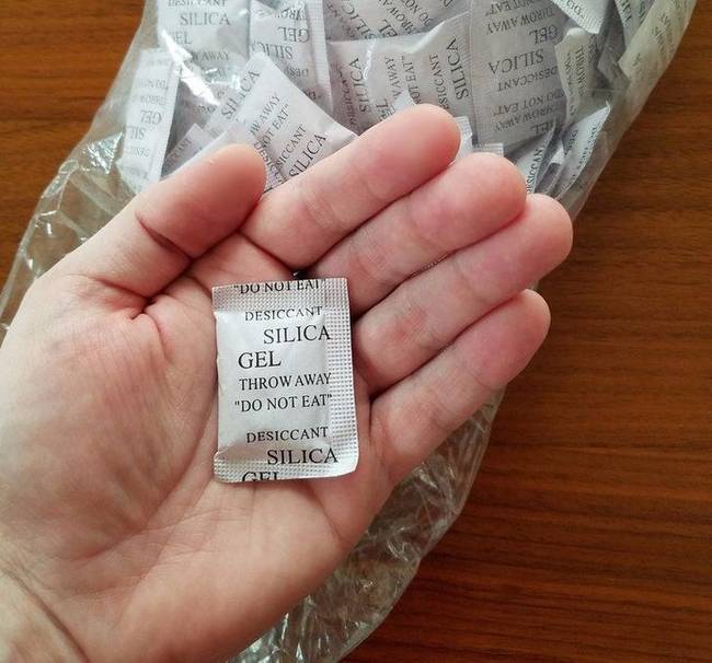 Kiderült, hogy a szilikagél tasakok egyáltalán nem mérgezők. Az van rájuk írva "Ne edd meg", hogy az emberek ne fulladjanak meg tőlük.