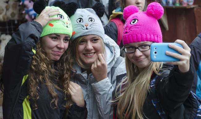 Miért van pompon a sapkák tetején?
